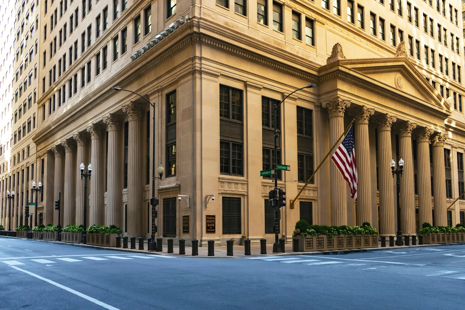 อาคาร Federal Reserve Bank of Chicago ภาพประกอบทั่วไป · Joshua Woroniecki / Unsplash · รอเจ้าของอนุมัติ